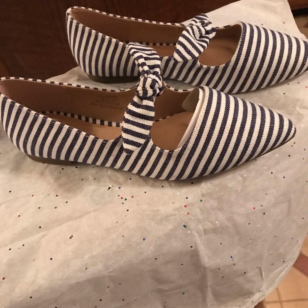 Bowed flat women shoe never worn